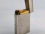 un briquet posé sur une table