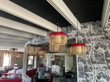 une photo d'un restaurant avec beaucoup de tables et de chaises