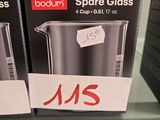 deux boîtes de verres doseurs posées sur une étagère dans un magasin