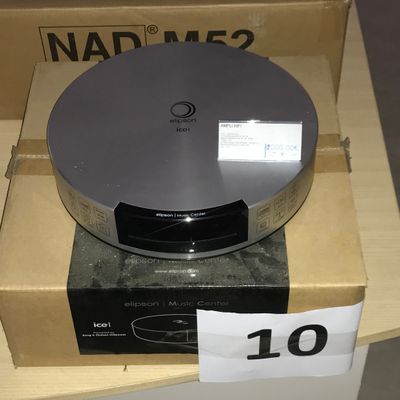 une boîte surmontée d'une horloge posée sur une table