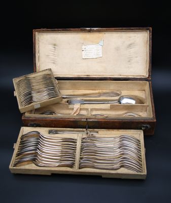 un coffret en bois contenant de l'argenterie, sur fond noir