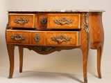 une commode en marbre sur pied