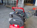 une image d'un petit compresseur d'air dans un garage