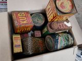 une boîte remplie de boîtes de conserve de toutes sortes, posée par terre