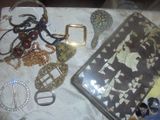 une table sur laquelle sont disposés divers bijoux et un livre