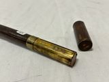 un petit télescope posé sur une table, à côté d'un autre télescope plus petit