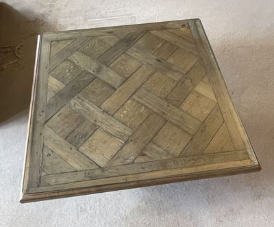 une photo d'une table basse en bois et en métal