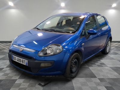 la photo d'une petite voiture bleue garée dans un garage