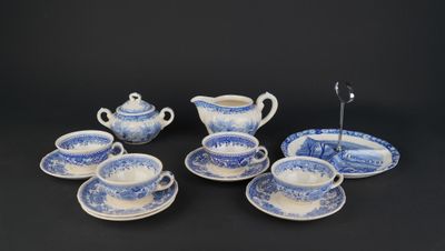 service à thé en porcelaine bleue et blanche, comprenant des soucoupes, des tasses et des soucoupes