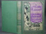 un vieux livre à la couverture violette posé sur une table