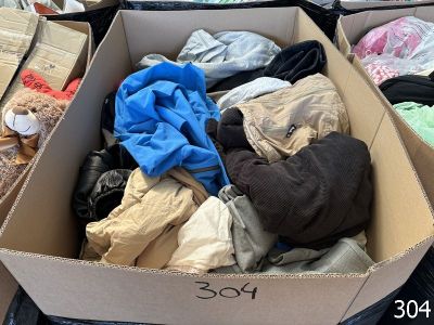 une boîte en carton remplie de vêtements posée sur une table