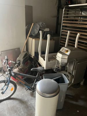 un vélo garé dans un garage