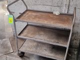une remorque qui se trouve dans un garage