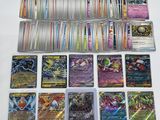 beaucoup de cartes sur la table