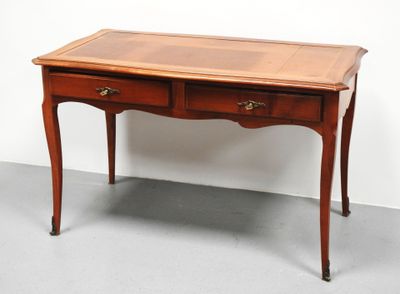 un petit bureau en bois muni de deux tiroirs
