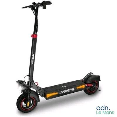 gros plan d'un scooter sur fond blanc
