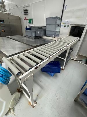 un tapis roulant au milieu d'une usine