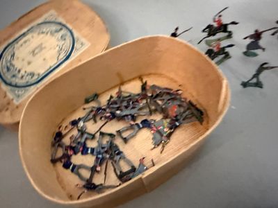 une boîte en bois remplie d'objets divers, posée sur une table