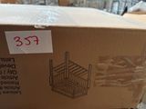 une boîte en carton sur laquelle est collé un autocollant, posée sur une palette