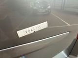 a sticker on the back of a car that says vuauuto