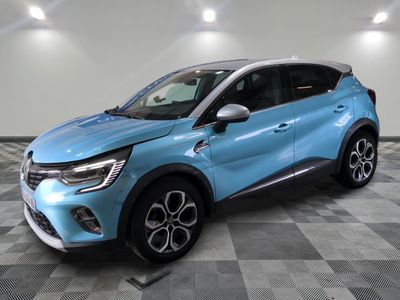 le nouveau renault c - hr suv est présenté dans un showroom