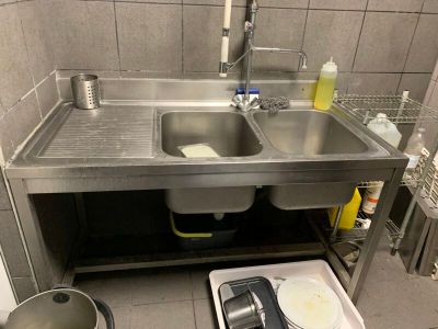 un évier en inox et une planche à découper dans une cuisine