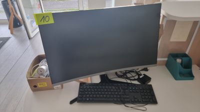 une image d'un bureau d'ordinateur avec un clavier et un écran