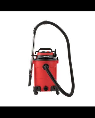 un aspirateur rouge muni d'un tuyau et d'une poignée noire