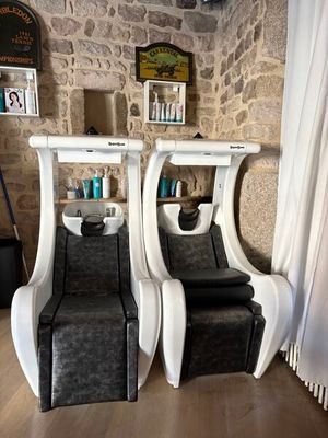 deux chaises assises l'une à côté de l'autre dans une pièce