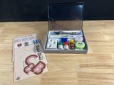 une boîte contenant de nombreuses fournitures posée sur une table en bois