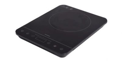 gros plan d'une table de cuisson à induction noire sur fond blanc
