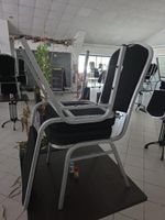 Ensemble des chaises du restaurant en métal gris, capitonnag… (photo 2)