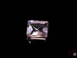un gros plan d'un diamant taille carrée sur fond noir