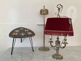 une petite table avec une lampe et une petite table avec un tabouret