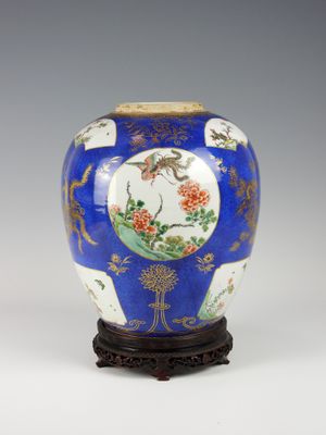 une image représentant un vase bleu orné de fleurs et d'oiseaux