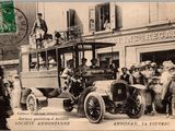 une carte postale représentant une vieille voiture devant un immeuble