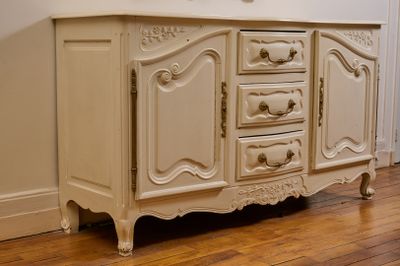 Buffet rustique en bois peint blanc ouvrant à deux portes et…