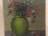 un tableau représentant un vase vert contenant des fleurs