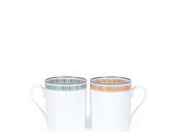 deux tasses blanches aux bords colorés sur fond blanc