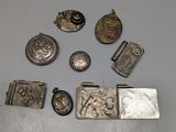 beaucoup d'objets en argent posés sur une table