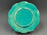 assiette verte avec un motif circulaire sur le bord