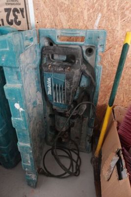 une petite machine bleue posée dans un coin d'une pièce