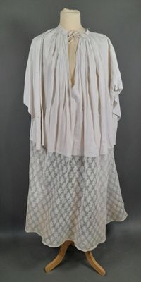 une image d'une robe sur un mannequin mannequin mannequin mannequin mannequin mannequin mannequin mannequin mann
