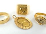 trois bagues en or et une bague surmontée d'un médaillon