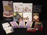 de nombreux types de chocolats et de biscuits sur la table
