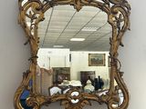 un miroir posé sur une table