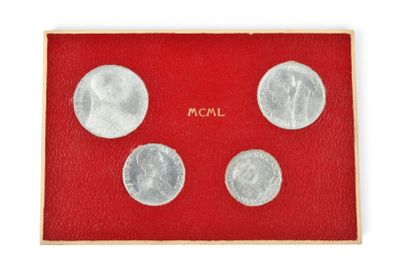 quatre pièces d'argent dans une boîte rouge sur fond blanc