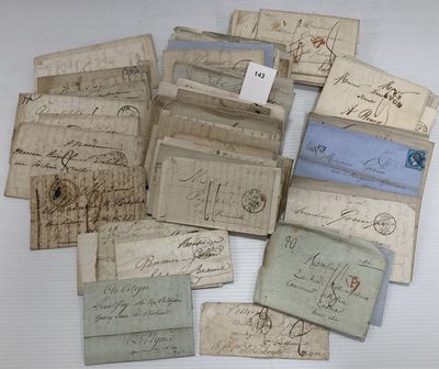 plusieurs vieux morceaux de papier portant des inscriptions, posés sur une table