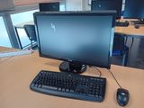 une photo d'un bureau d'ordinateur avec un clavier et un écran