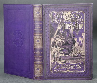 un vieux livre à la couverture violette posé sur une table